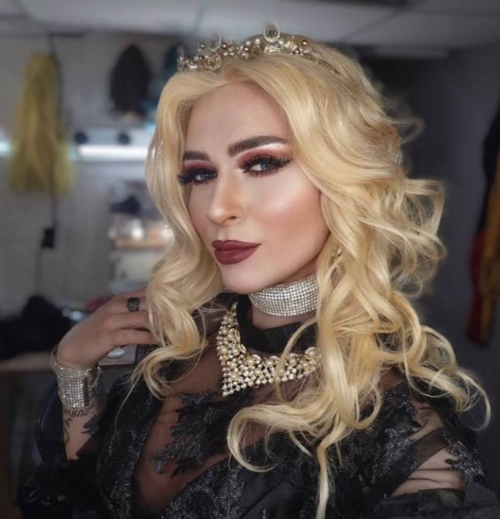 Arthur, a civil servant in the armed forces / drag queen&nbsp;AuRa